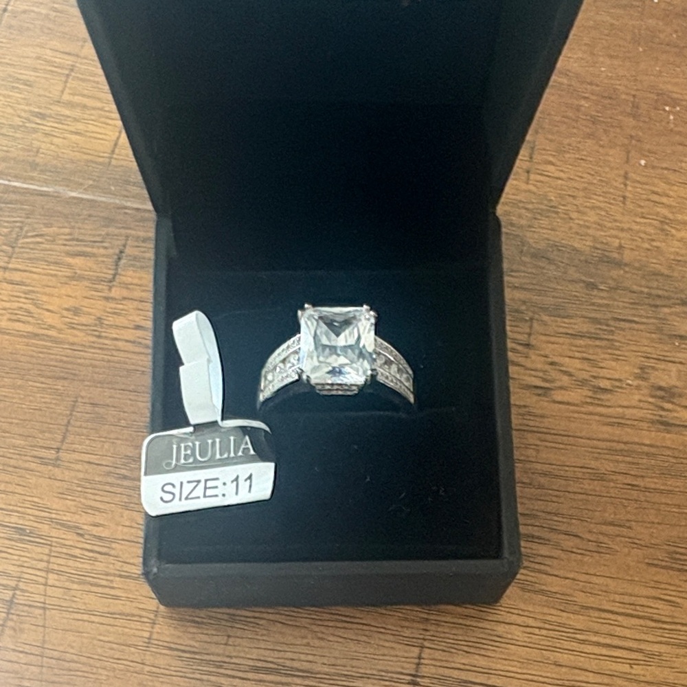 Jeulia Silver Radiance Women's Ring